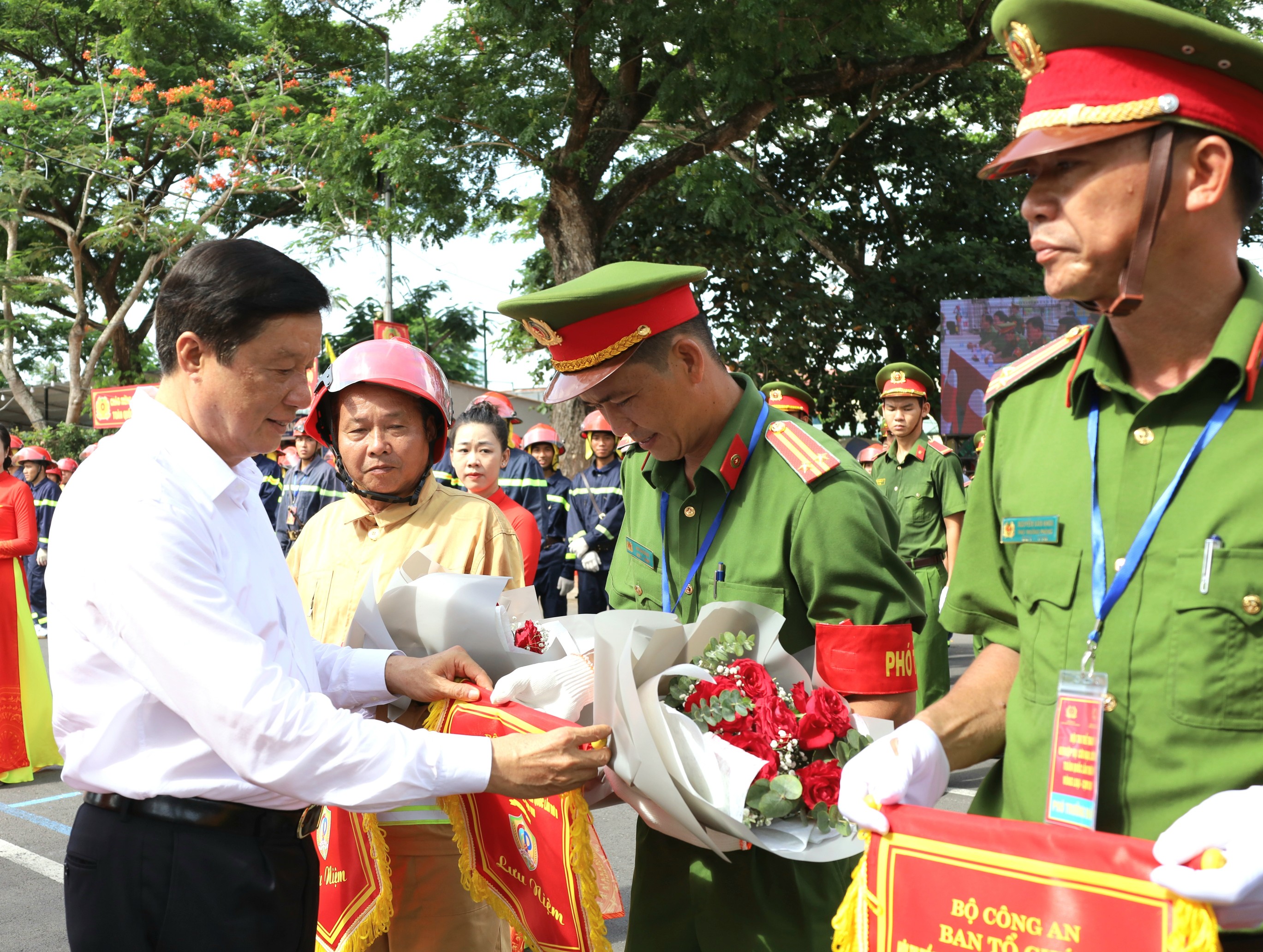 Ông Phạm Văn Hiểu - Phó Bí thư Thường trực Thành ủy – Chủ tịch HĐND TP Cần Thơ tặng hoa và cờ lưu niệm cho các đơn vị tham gia hội thi.