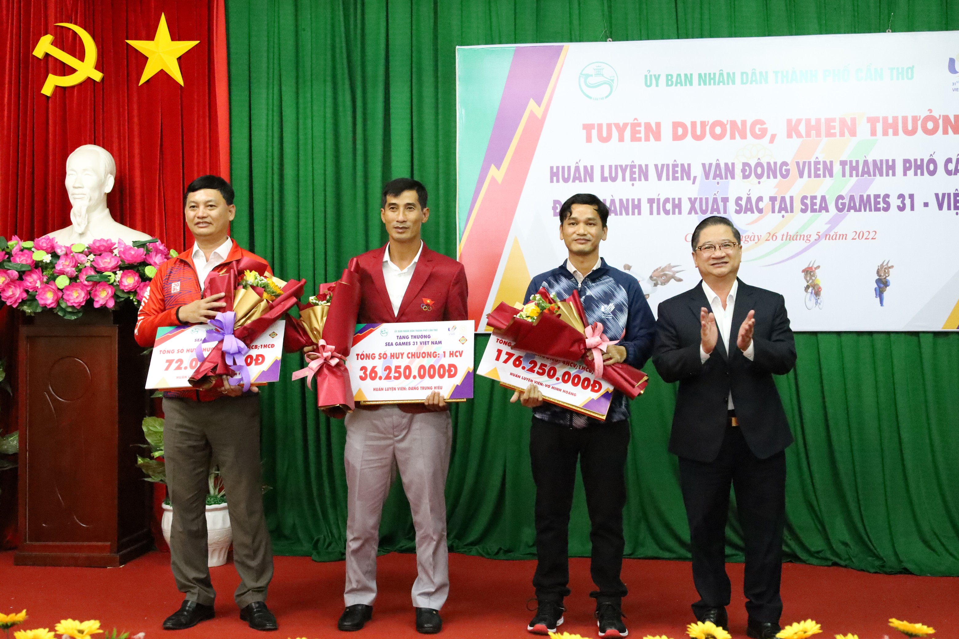 Ông Trần Việt Trường – Phó Bí thư Thành ủy, Chủ tịch UBND TP. Cần Thơ trao thưởng cho các HLV đạt thành tích xuất sắc tại SEA Games 31.