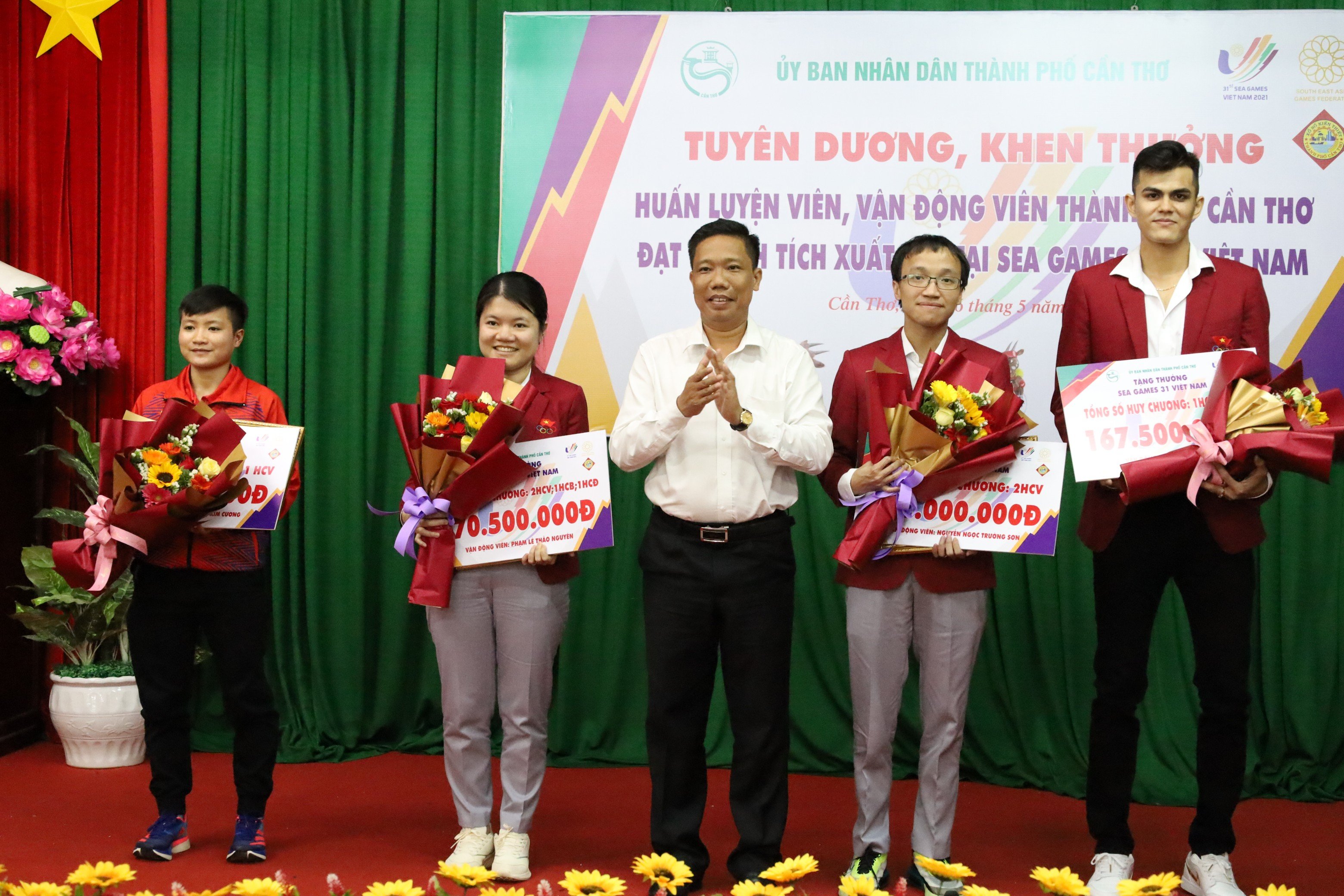 Ông Nguyễn Thực Hiện - Phó Chủ tịch UBND TP. Cần Thơ trao thưởng cho các VĐV đoạt huy chương vàng tại SEA Games 31.