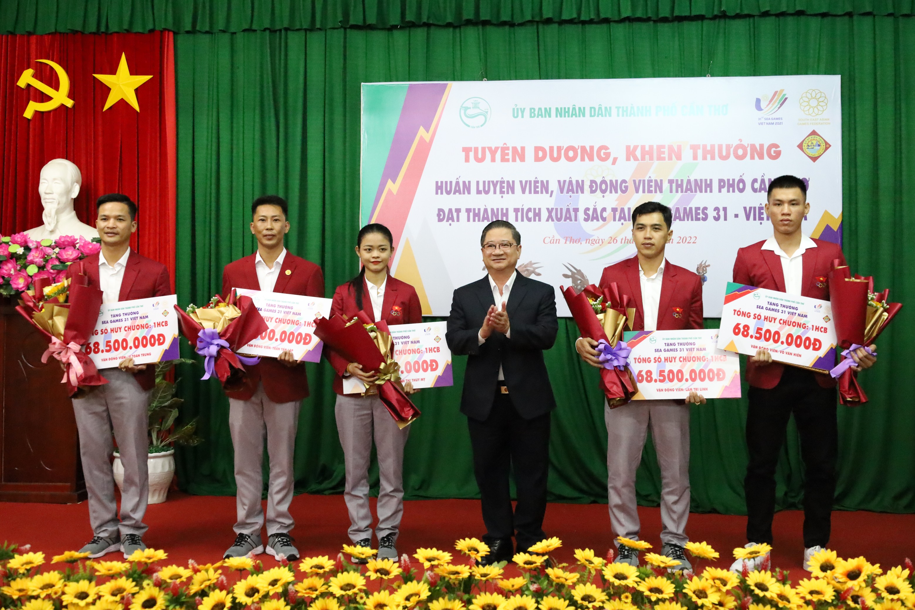 Ông Trần Việt Trường – Phó Bí thư Thành ủy, Chủ tịch UBND TP. Cần Thơ trao thưởng cho các VĐV đoạt huy chương bạc tại SEA Games 31.
