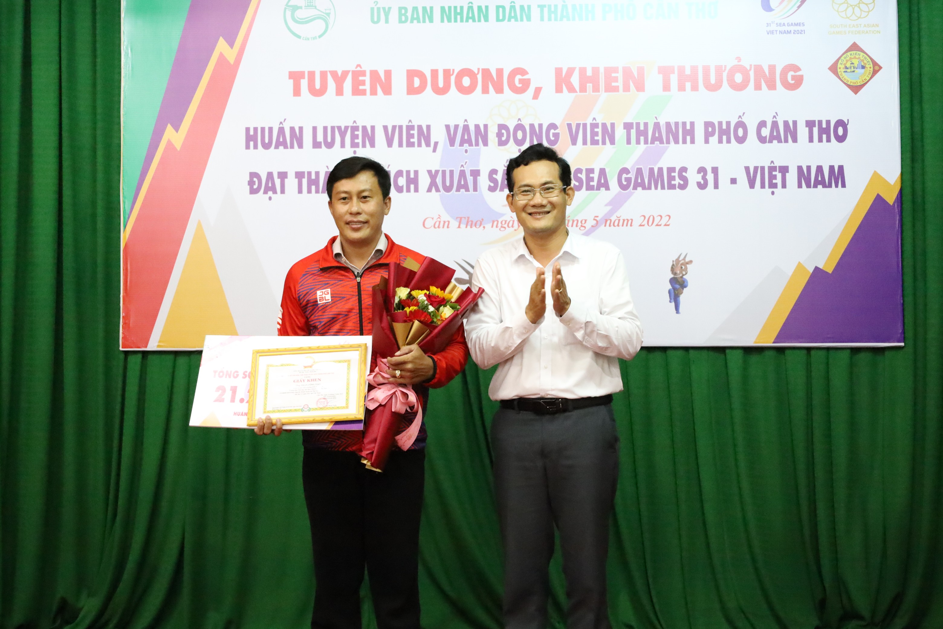 Ông Nguyễn Minh Tuấn - Phó Giám đốc Sở Văn hóa, Thể thao và Du lịch TP. Cần Thơ trao giấy khen và tiền thưởng của Sở Văn hóa cho HLV đạt thành tích xuất sắc nhất.