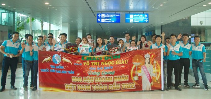 Nhân viên Cty TNHH SX&TM Anh Tuấn chào đón Hoa hậu Doanh nhân Việt Nam Toàn cầu 2022 TS Võ Thị Ngọc Giàu.