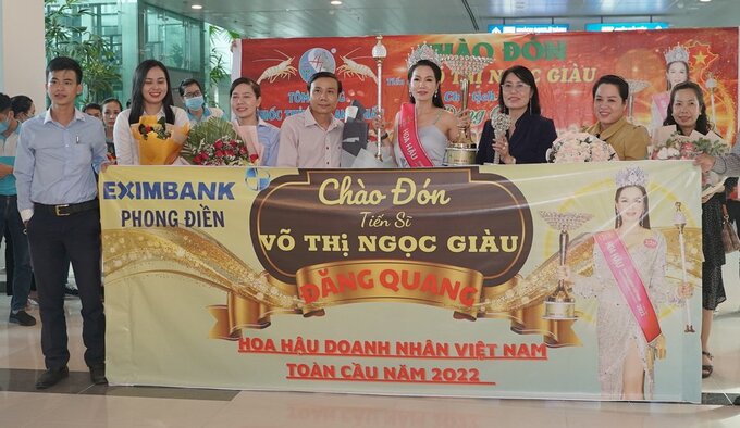 Ngân hàng Eximbank Phong Điền chào đón TS Võ Thị Ngọc Giàu đăng quang hoa hậu.