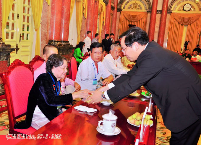 Bí thư Thành ủy Cần Thơ Lê Quang Mạnh chăm sóc cho thành viên cao tuổi trong đoàn