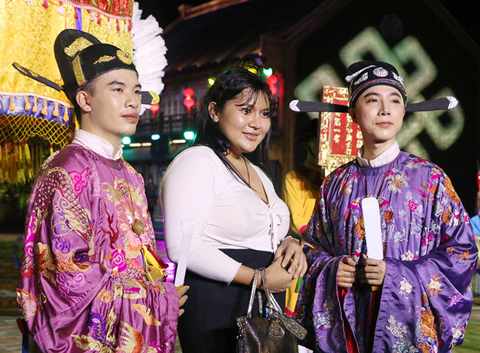 Khách du lịch Thái Lan chụp ảnh lưu niệm với các diễn viên sau khi xem show “Tinh hoa Việt Nam”.