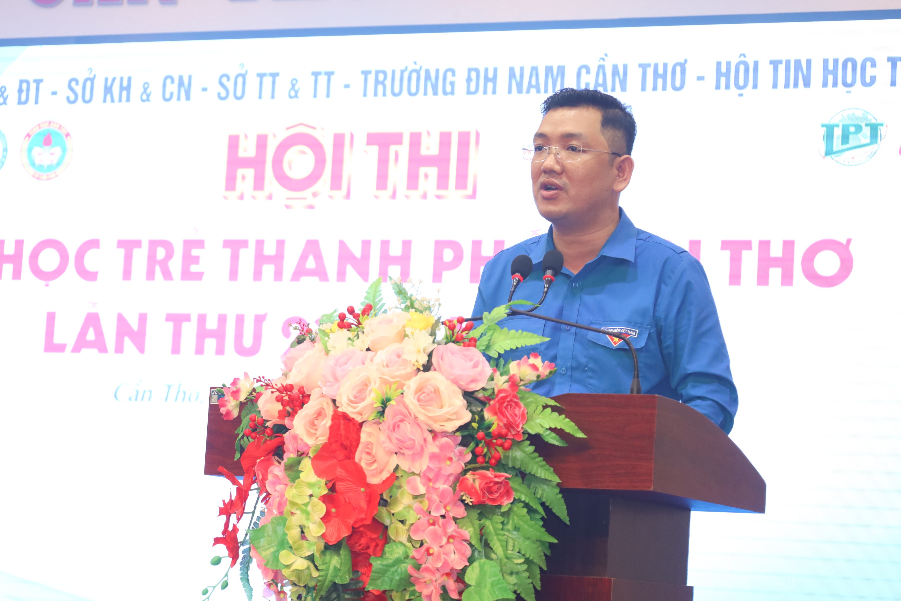 Anh Lâm Văn Tân - Phó Bí thư Thành đoàn Cần Thơ phát biểu tại hội thi.