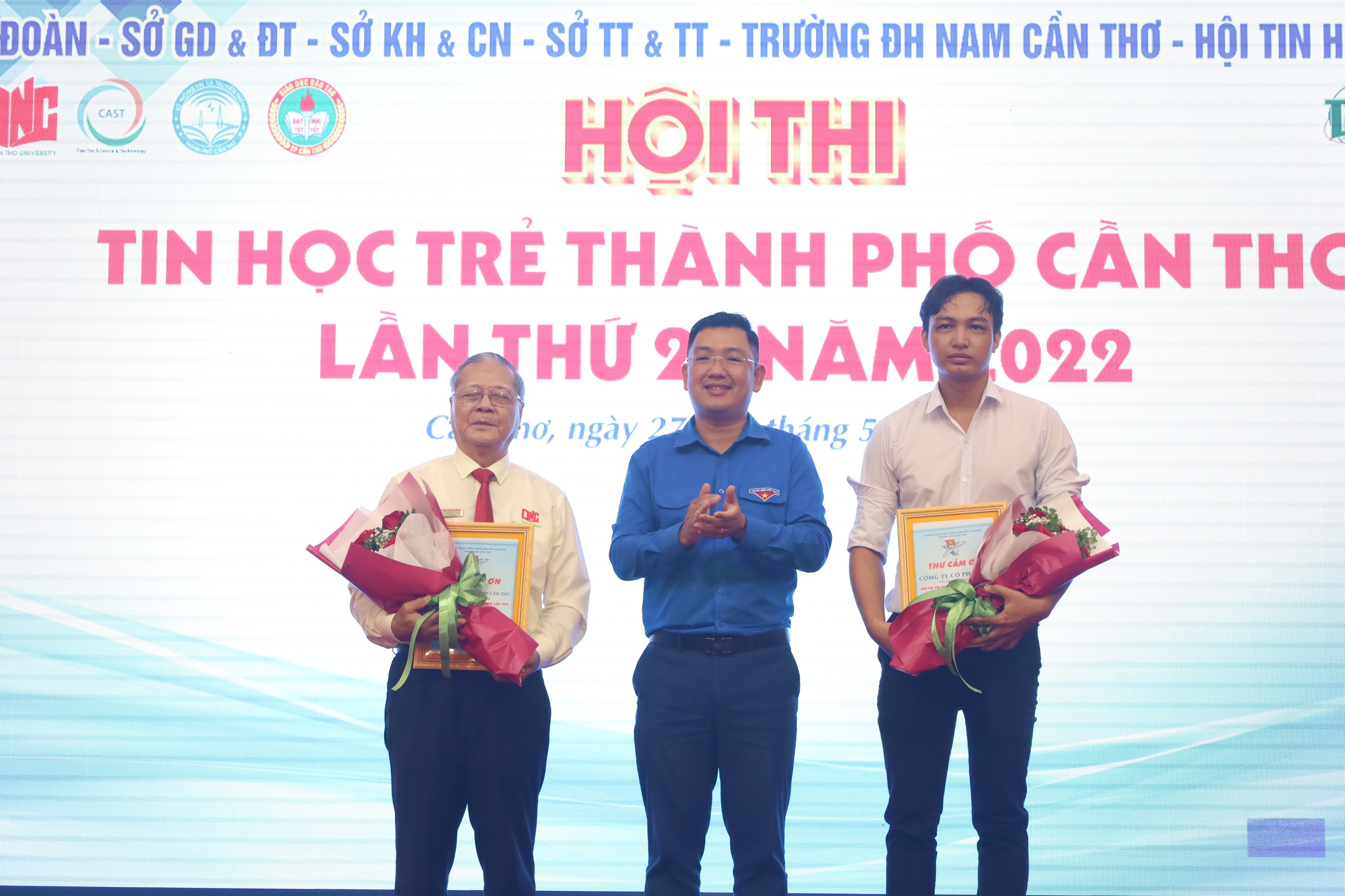 Anh Lâm Văn Tân - Phó Bí thư Thành đoàn Cần Thơ tặng hoa cho các đơn vị phối hợp tổ chức.