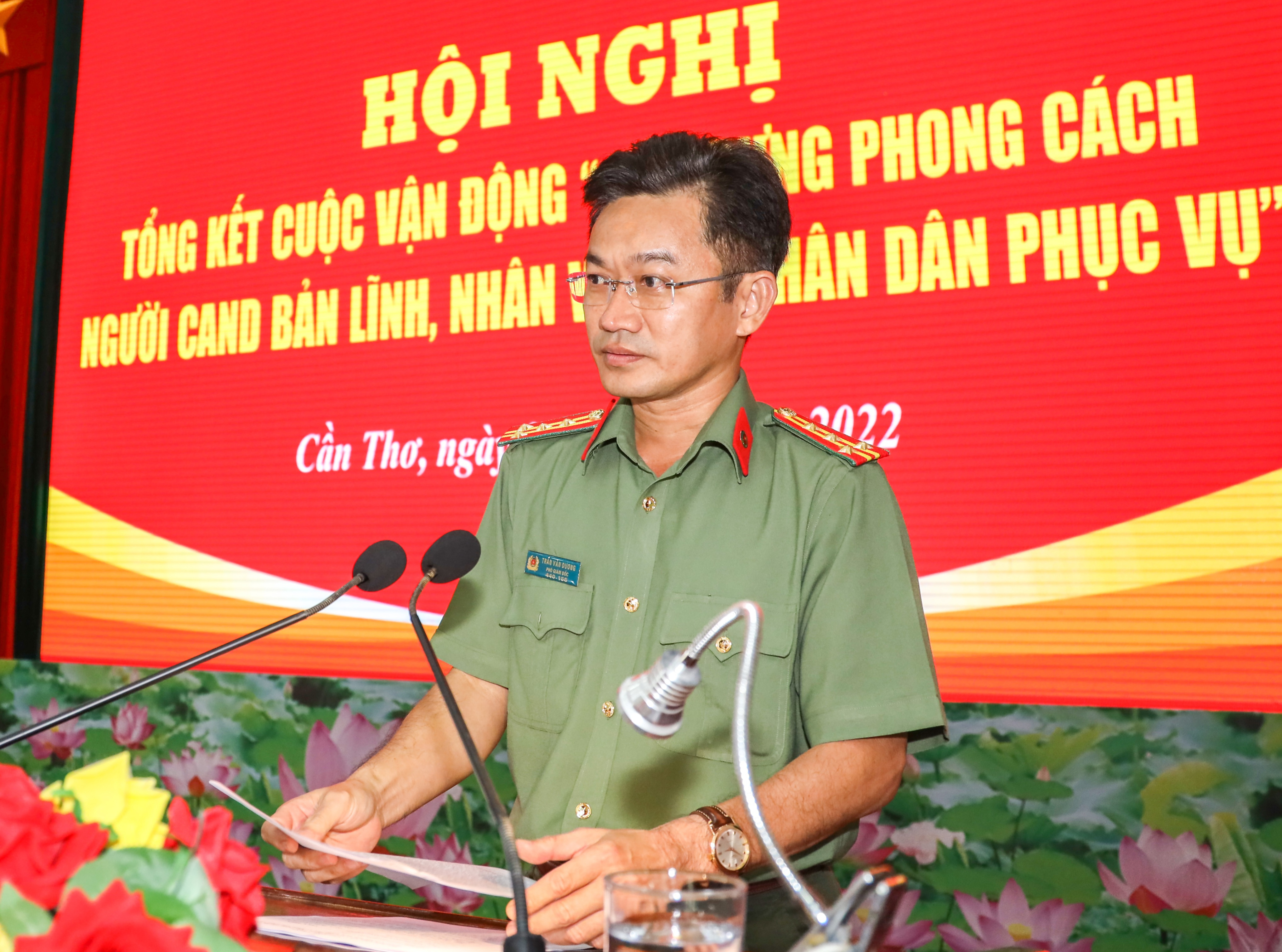Đại tá Trần Văn Dương - Ủy viên BCH Đảng bộ thành phố, Phó Bí thư Đảng ủy, Phó Giám đốc Công an TP. Cần Thơ phát biểu chỉ đạo tại hội nghị.