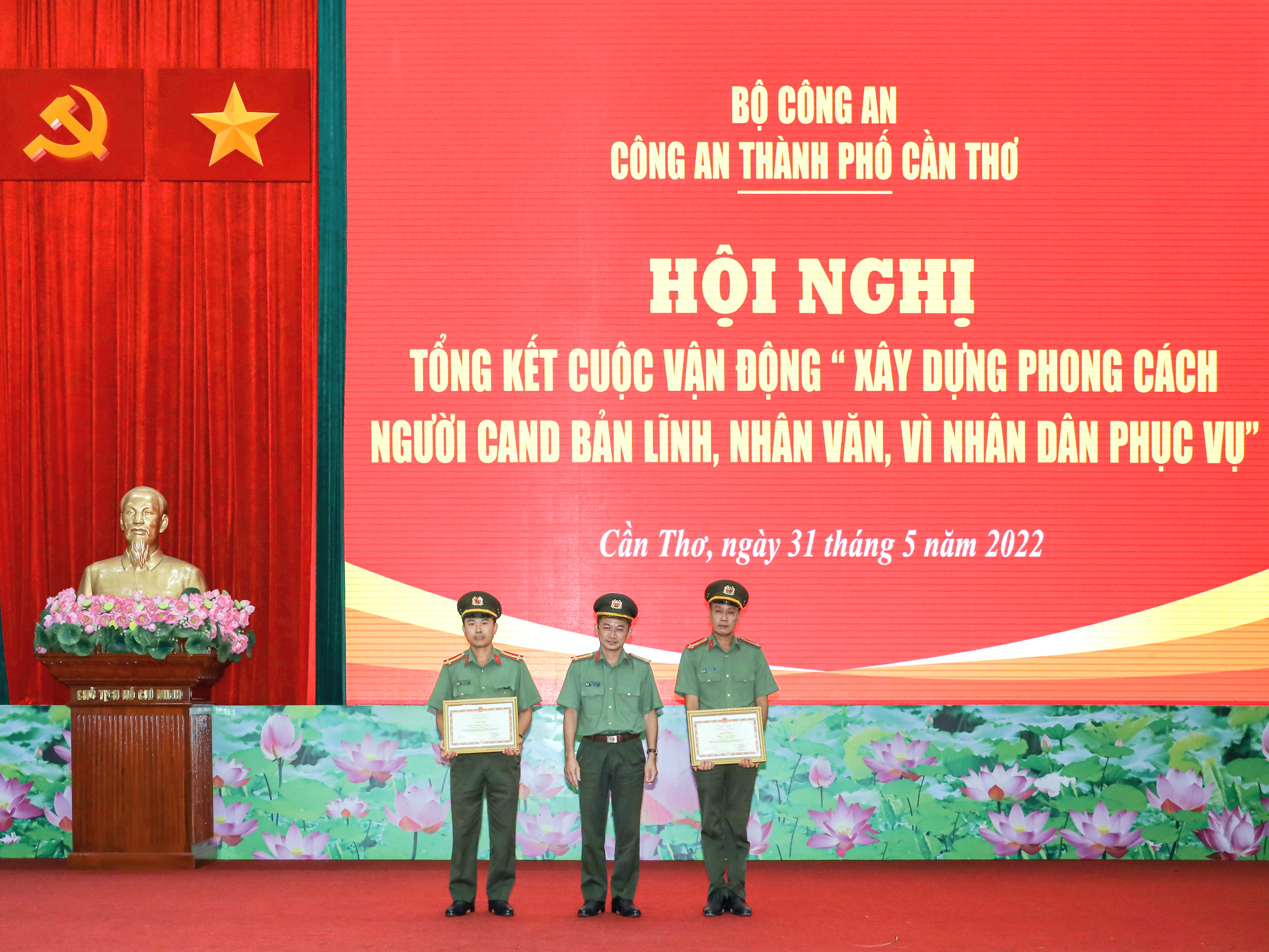 Đại tá Trần Văn Dương - Phó Giám đốc Công an TP. Cần Thơ trao Bằng khen của Bộ Công an cho 01 tập thể và 01 cá nhân.