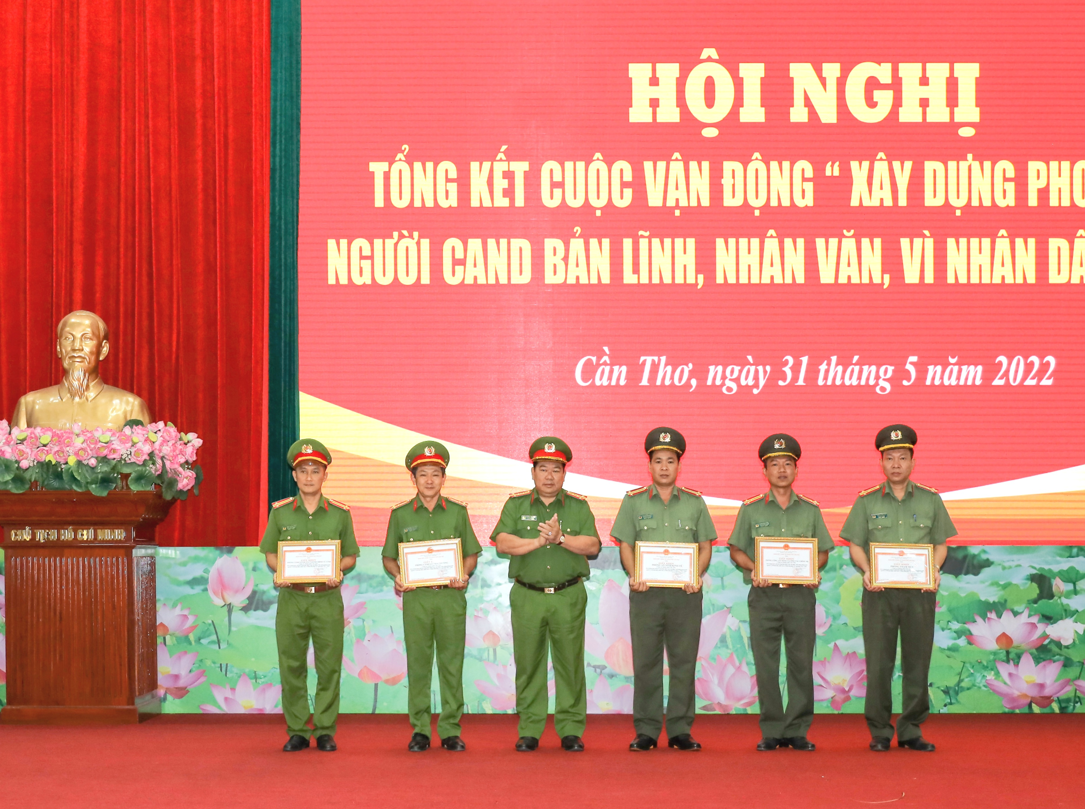 Đại tá Lương Văn Bền - Phó Giám đốc Công an TP. Cần Thơ trao Giấy khen của Giám đốc Công an TP. Cần Thơ cho 05 tập thể.