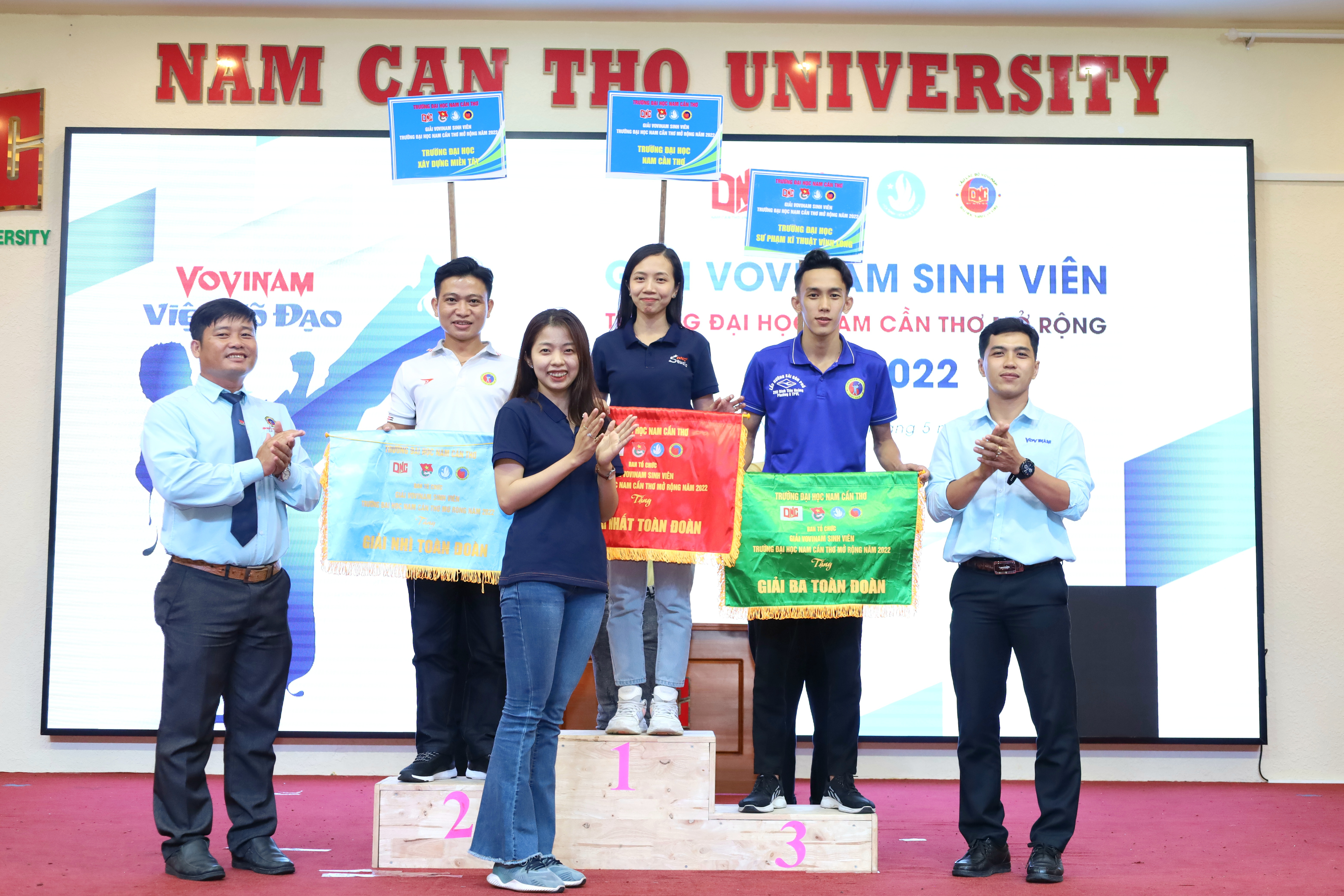 Giải thưởng xuất sắc toàn đoàn hạng nhất thuộc về Trường Đại học Nam Cần Thơ, hạng nhì Trường Đại học Xây dựng Miền Tây (tỉnh Vĩnh Long) và hạng ba Trường Đại học Sư phạm Vĩnh Long.