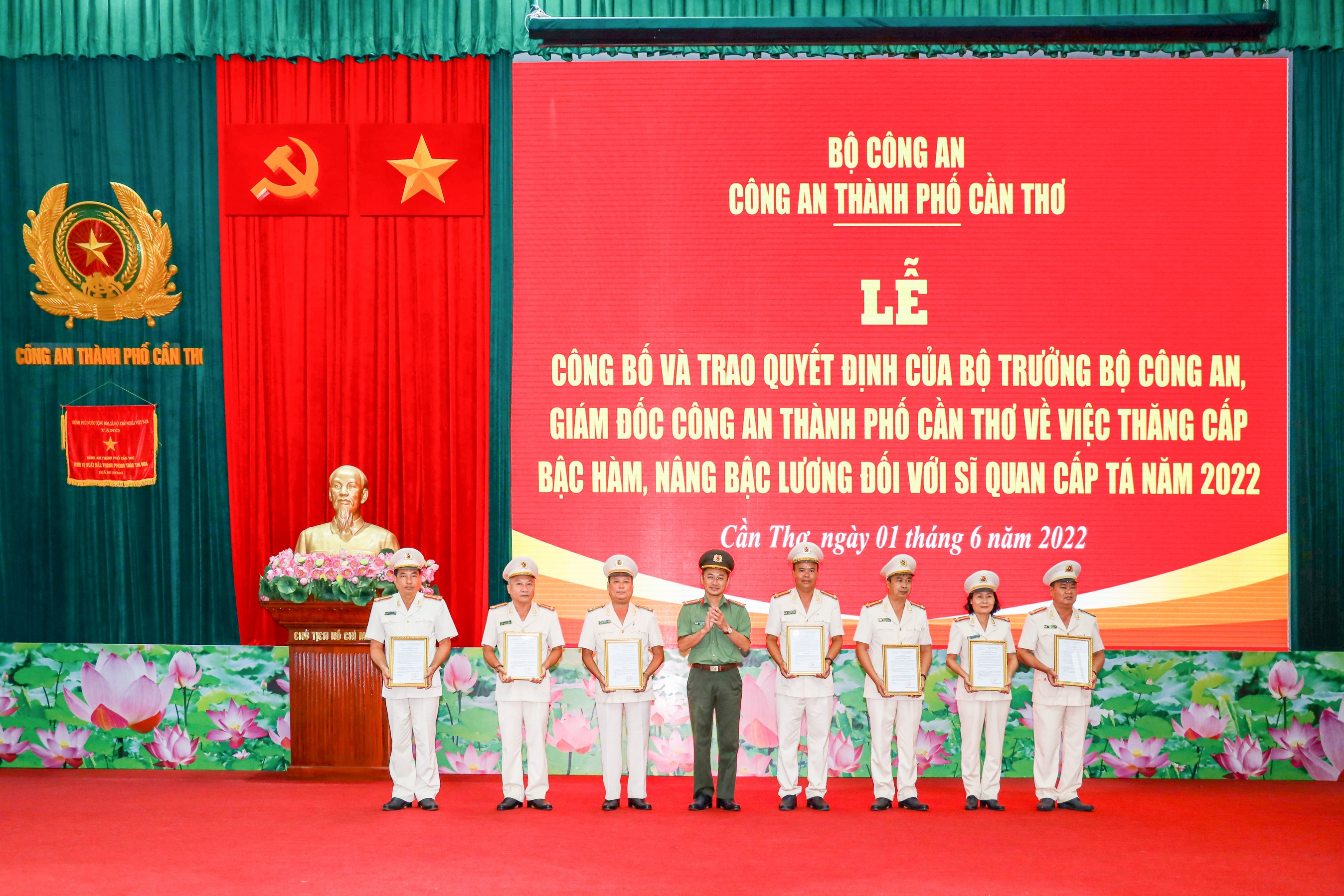Đại tá Trần Văn Dương - Phó Giám đốc Công an TP. Cần Thơ trao các quyết định nâng lương cấp bậc hàm Thượng tá.