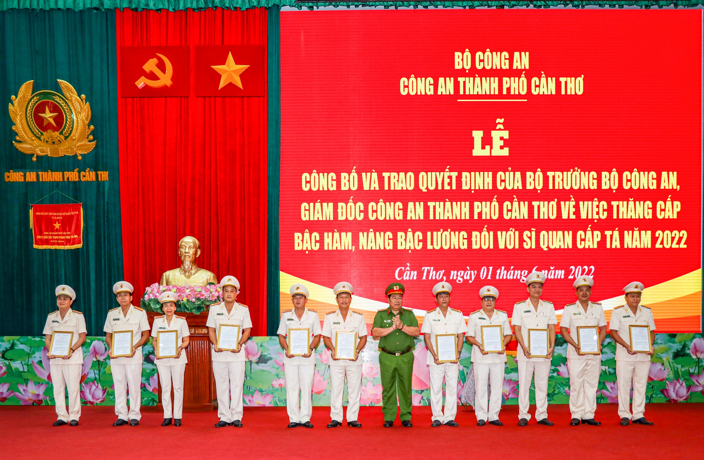 Đại tá Lương Văn Bền - Phó Giám đốc Công an TP. Cần Thơ trao quyết định thăng cấp bậc hàm từ Trung tá lên Thượng tá.