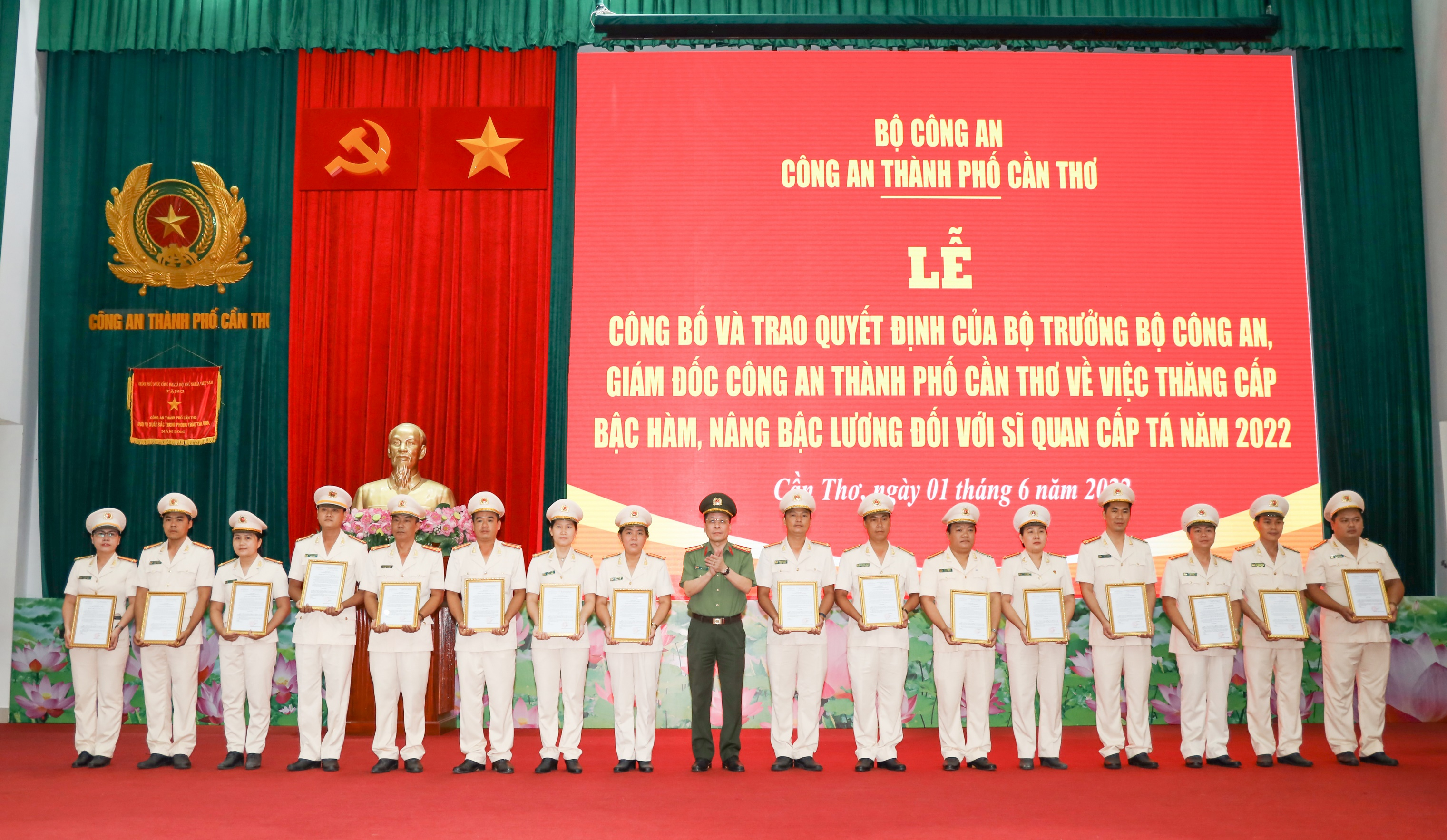Đại tá Vũ Thành Thức - Phó Giám đốc Công an TP. Cần Thơ trao quyết định thăng cấp bậc hàm cho CBCS Công an TP. Cần Thơ.