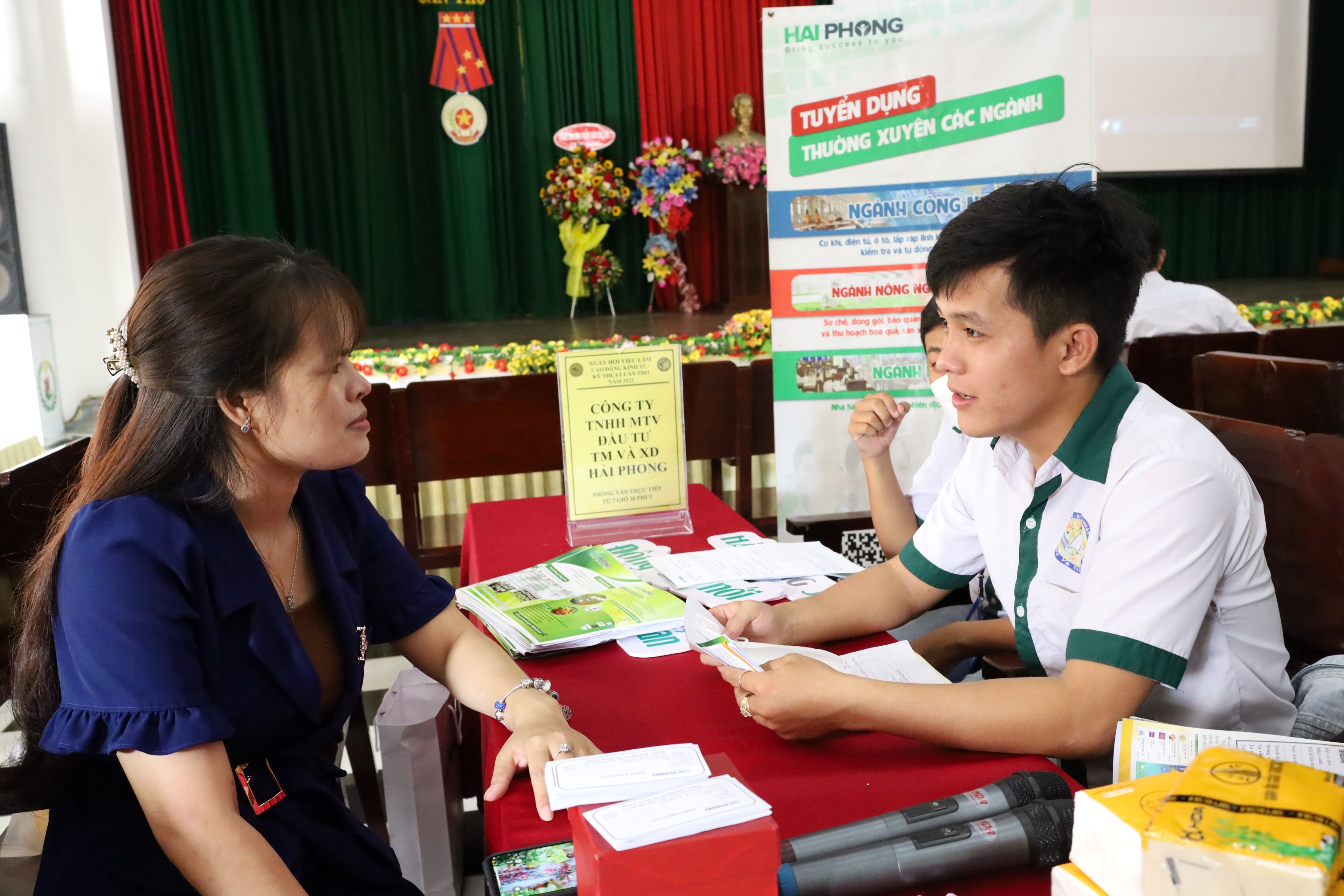 Tư vấn, tuyển dụng cho các em sinh viên đến tham gia ngày hội tuyển dụng.