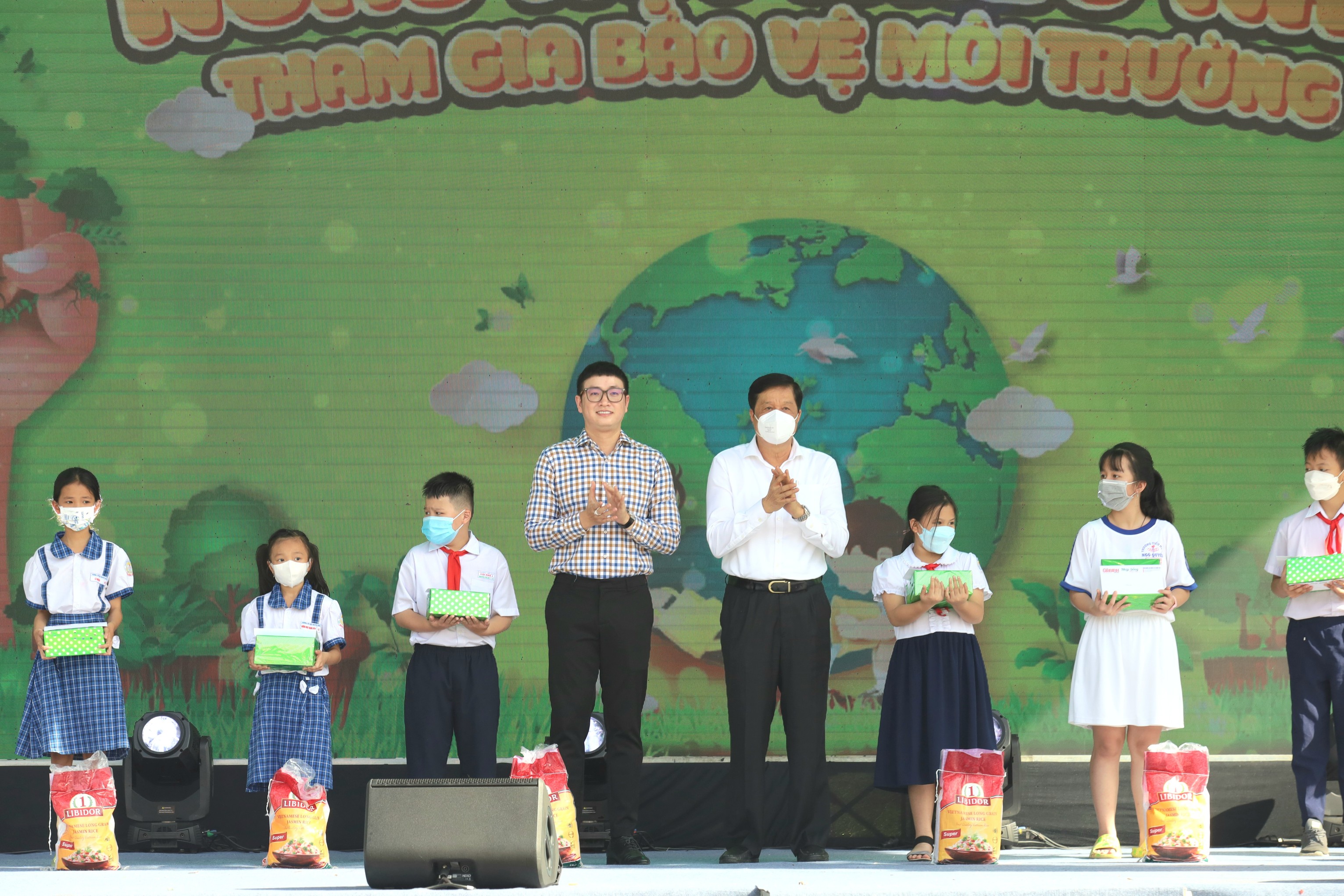 Ông Phạm Văn Hiểu – Phó Bí thư thường trực Thành ủy, Chủ tịch HĐND TP. Cần Thơ tặng quà cho các em học sinh có hoàn cảnh khó khăn.