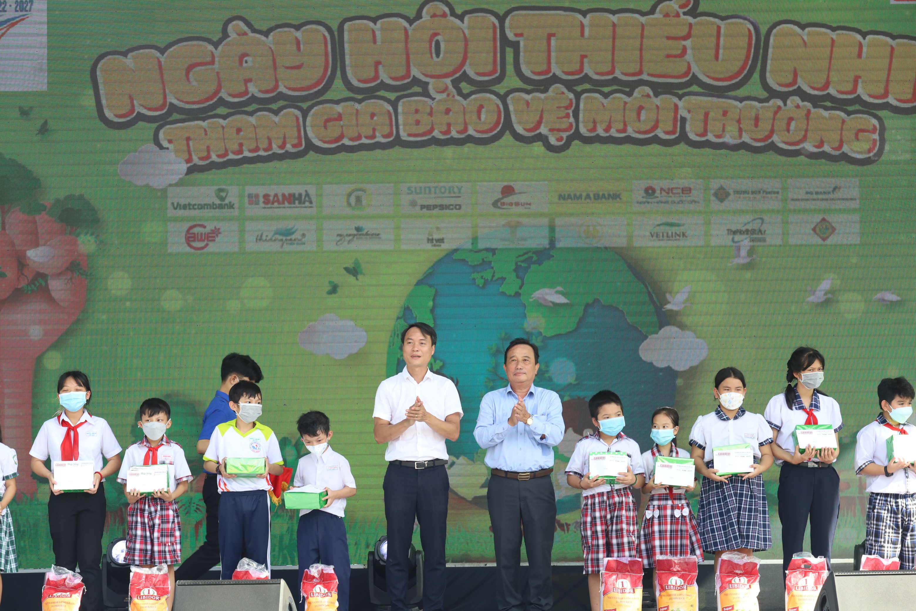 Ông Ngô Xuân Tiến - Phó tổng Biên tập Tạp chí Gia đình Việt Nam và ông Nguyễn Tiền Phong – UVBTV TU, Bí thư Quận ủy Ninh Kiều tặng quà cho các em học sinh có hoàn cảnh khó khăn.