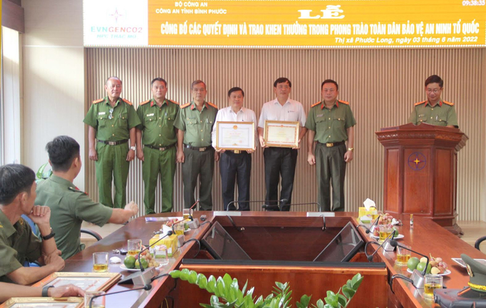 Lãnh đạo Công an tỉnh Bình Phước chụp ảnh lưu niệm cùng lãnh đạo TMP.