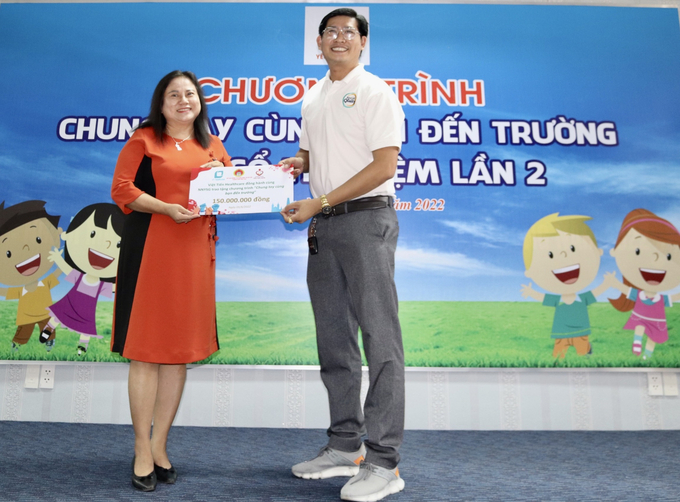 Đại diện Việt Tiến Healthcare trao tặng 150 triệu đồng dành cho các em.