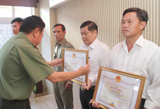 Đại tá Nguyễn Phương Đằng - Phó Giám đốc CA tỉnh, trao bằng khen của UBND tỉnh Bình Phước cho Tổng giám đốc Nguyễn Văn Non vì đã có thành tích tiêu biểu trong phong trào TDBVANTQ.