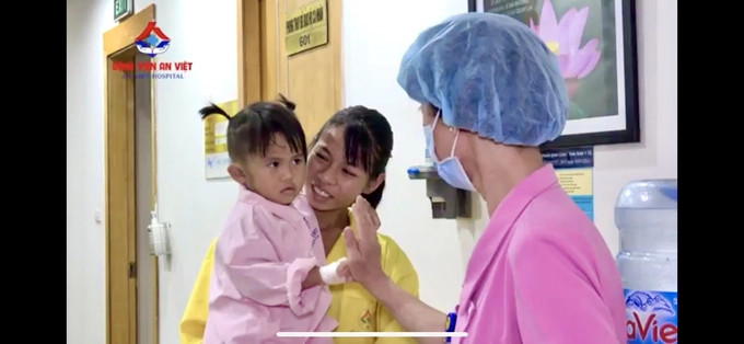 Ngày 22/5/2022, Quỳnh Chi được các bác sĩ Bệnh viện An Việt tiến hành cấy ốc tai, mở ra một hy vọng mới cho Chi và gia đình (Ảnh chụp màn hình)