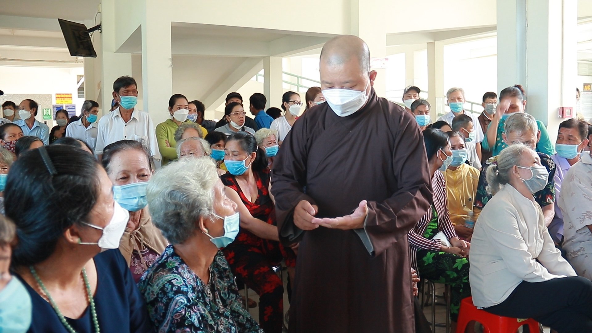 Đại đức Thích Mật Tịnh- Trưởng Ban Từ thiện- Xã hội Phật giáo tỉnh Vĩnh Long trò chuyện cùng các bệnh nhân chuẩn bị phẫu thuật. (Ảnh: baovinhlong.vn)