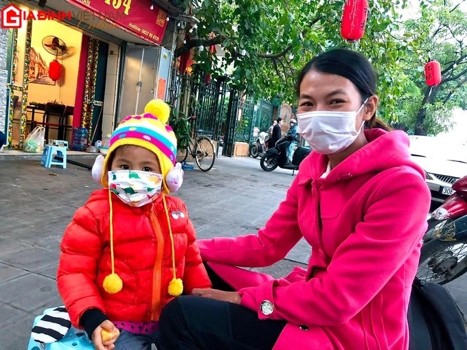 Ngay sau khi được bệnh viện An Việt liên hệ, 2 mẹ con chị Hằng đã ra Hà Nội đi tìm âm thanh và tiếng nói cho Quỳnh Chi