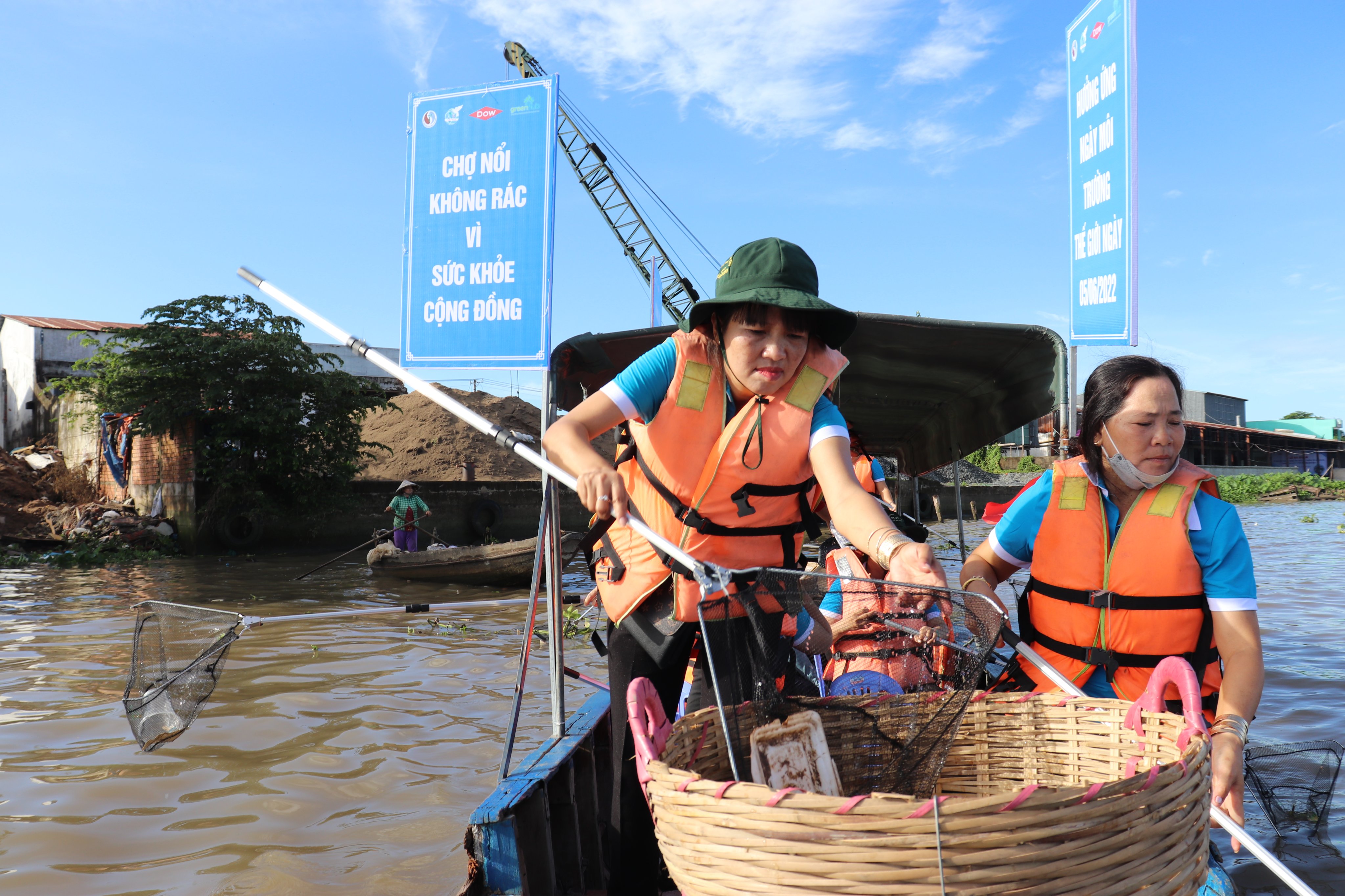 Hội LHPN TP. Cần Thơ tổ chức ra quân dọn vệ sinh môi trường “Vì sông Mekong không rác' tại Chợ nổi Cái Răng.