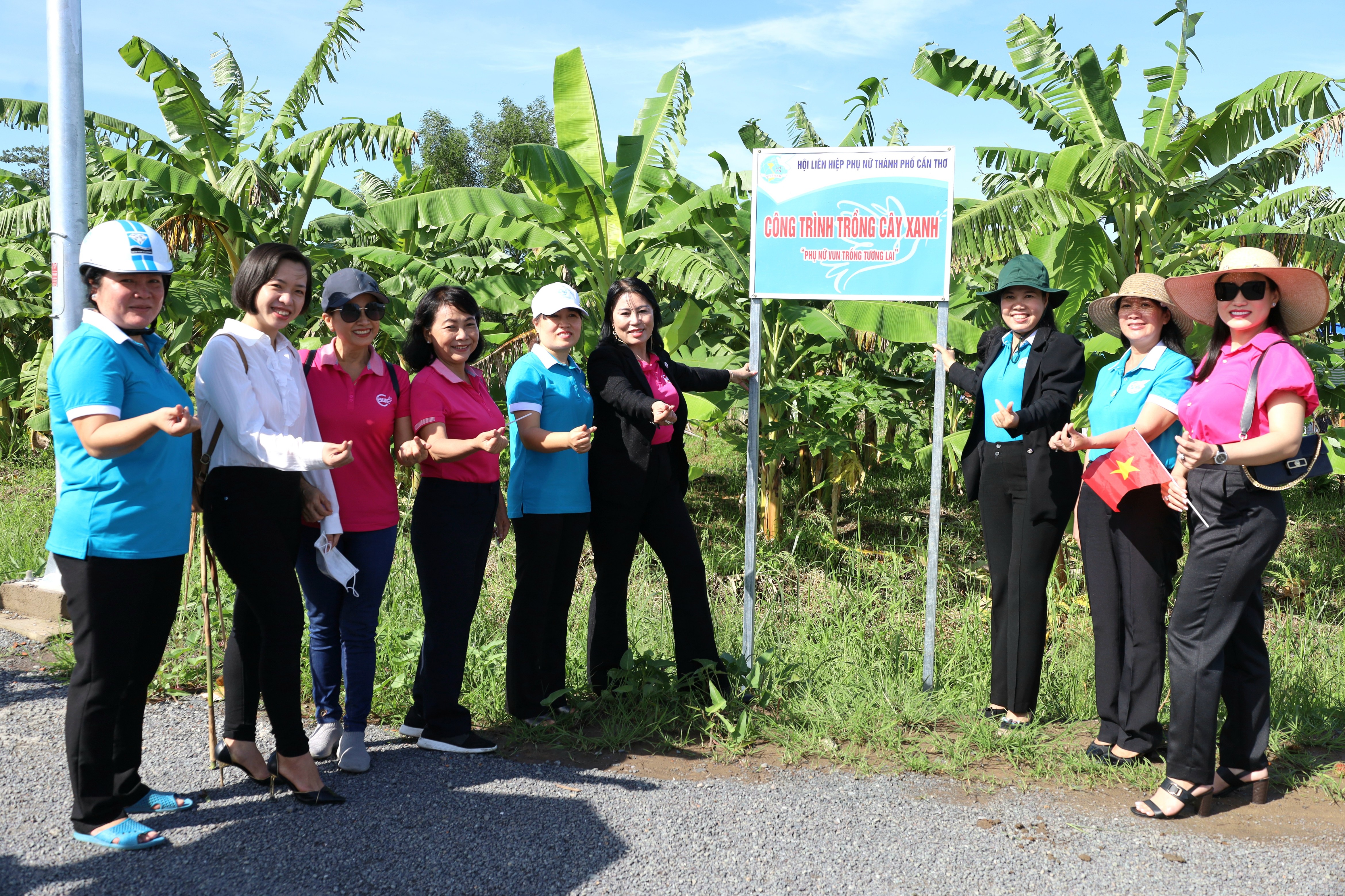 Hội LHPN TP. Cần Thơ ra mắt công trình Trồng cây xanh 'Phụ nữ vun trồng tương lai'.