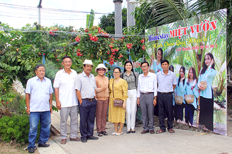 Văn - nghệ sĩ đi thực tế sáng tác trong tỉnh.