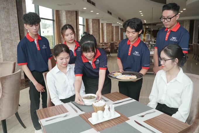 Sinh viên ngành quản trị khách sạn khóa 21, Trường Cao đẳng Việt Mỹ Cần Thơ thực hành cách phục vụ thức ăn cho thực khách đạt yêu cầu trước khi trở thành một nhân viên chính thức.