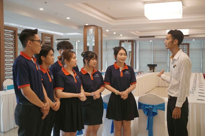 Anh Huỳnh Văn Đệ, Giám sát Tiệc, Hội Nghị khách sạn Mường Thanh Cần Thơ hướng dẫn tận tình và giải đáp những thắc mắc của sinh viên.
