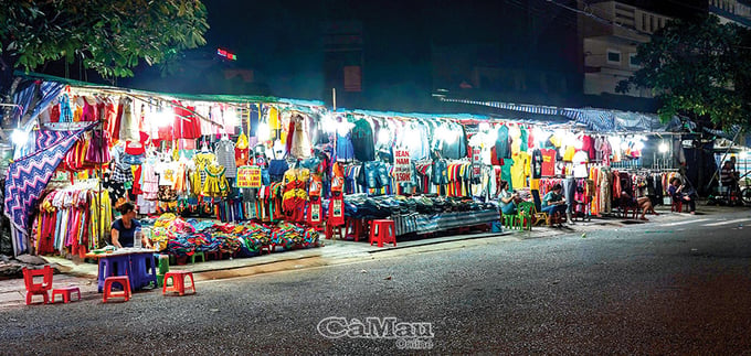 Khu chợ đêm Phường 7 bày bán đủ mặt hàng, từ quần áo đến đồ gia dụng.