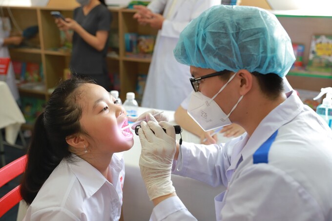 Trường Đại học Trà Vinh phối hợp với Tập đoàn Y khoa Daishinkai (Nhật Bản) tổ chức chương trình chăm sóc răng miệng cho học sinh tại TP Trà Vinh