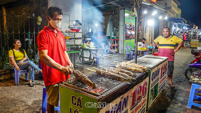 Khu phố bán món cá lóc nướng trên đường Phan Ngọc Hiển, Phường 9 thu hút rất nhiều người dân đến mua và khách du lịch đến thưởng thức.