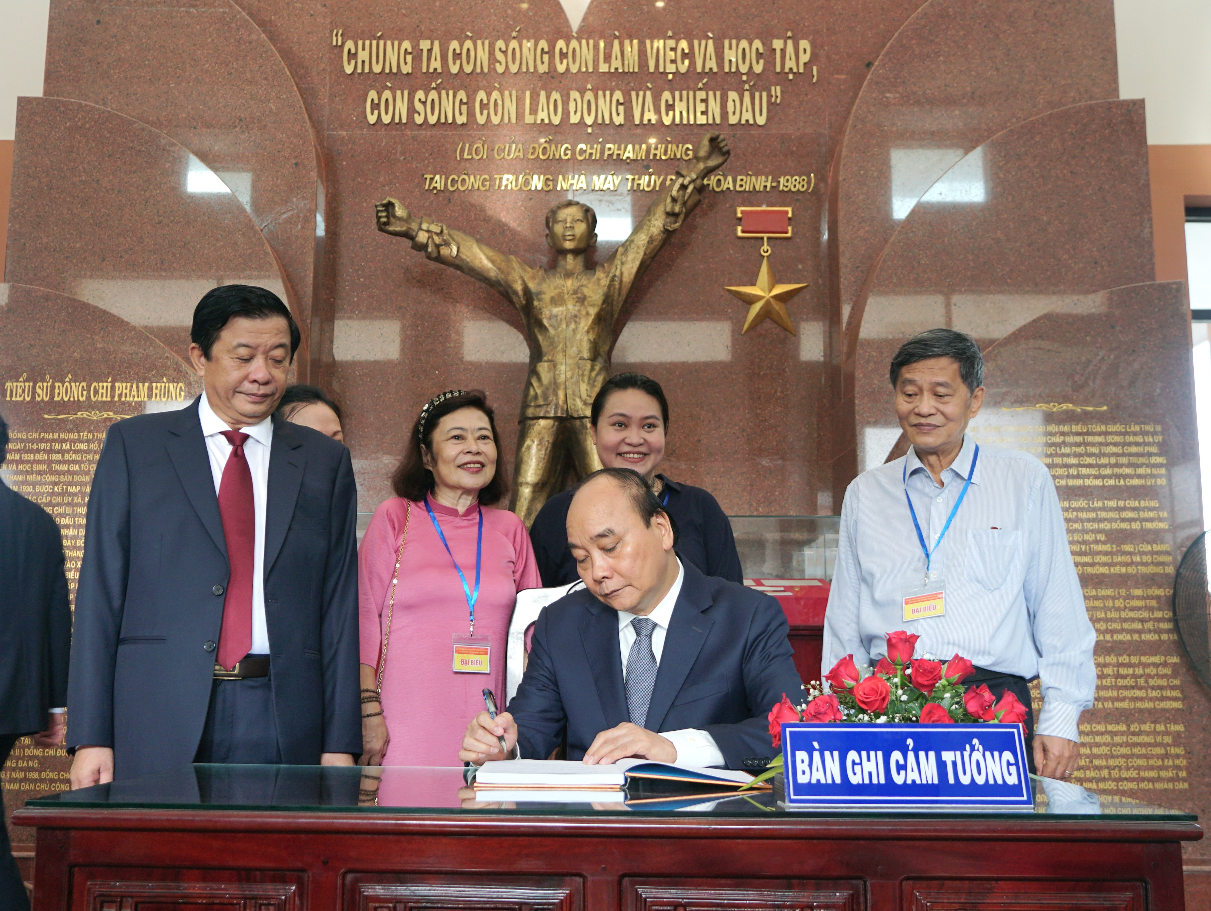 Chủ tịch nước Nguyễn Xuân Phúc viết sổ lưu niệm.