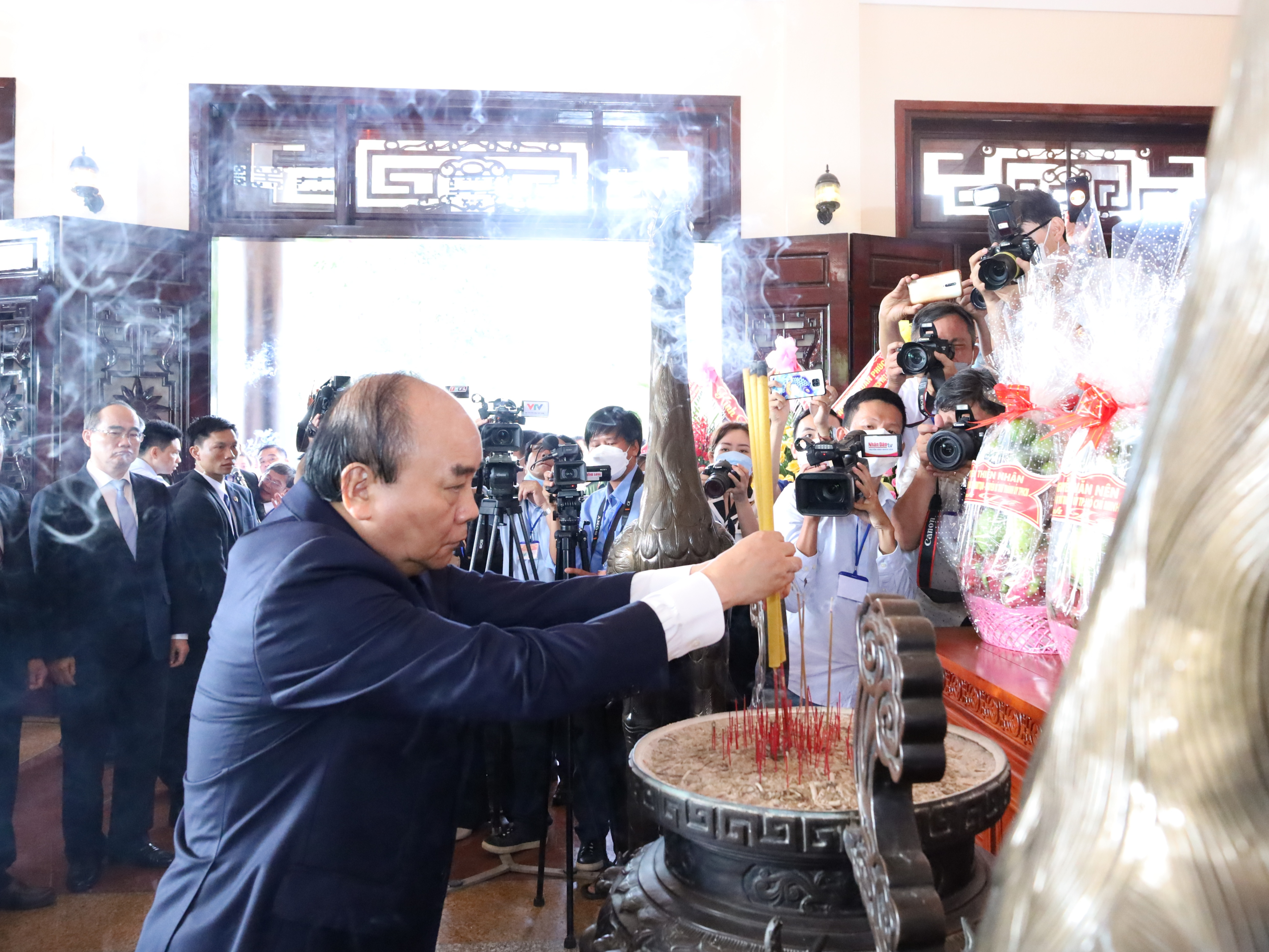 Chủ tịch nước Nguyễn Xuân Phúc dâng hương, dâng hoa tưởng niệm đồng chí Phạm Hùng - Chủ tịch Hội đồng Bộ trưởng.