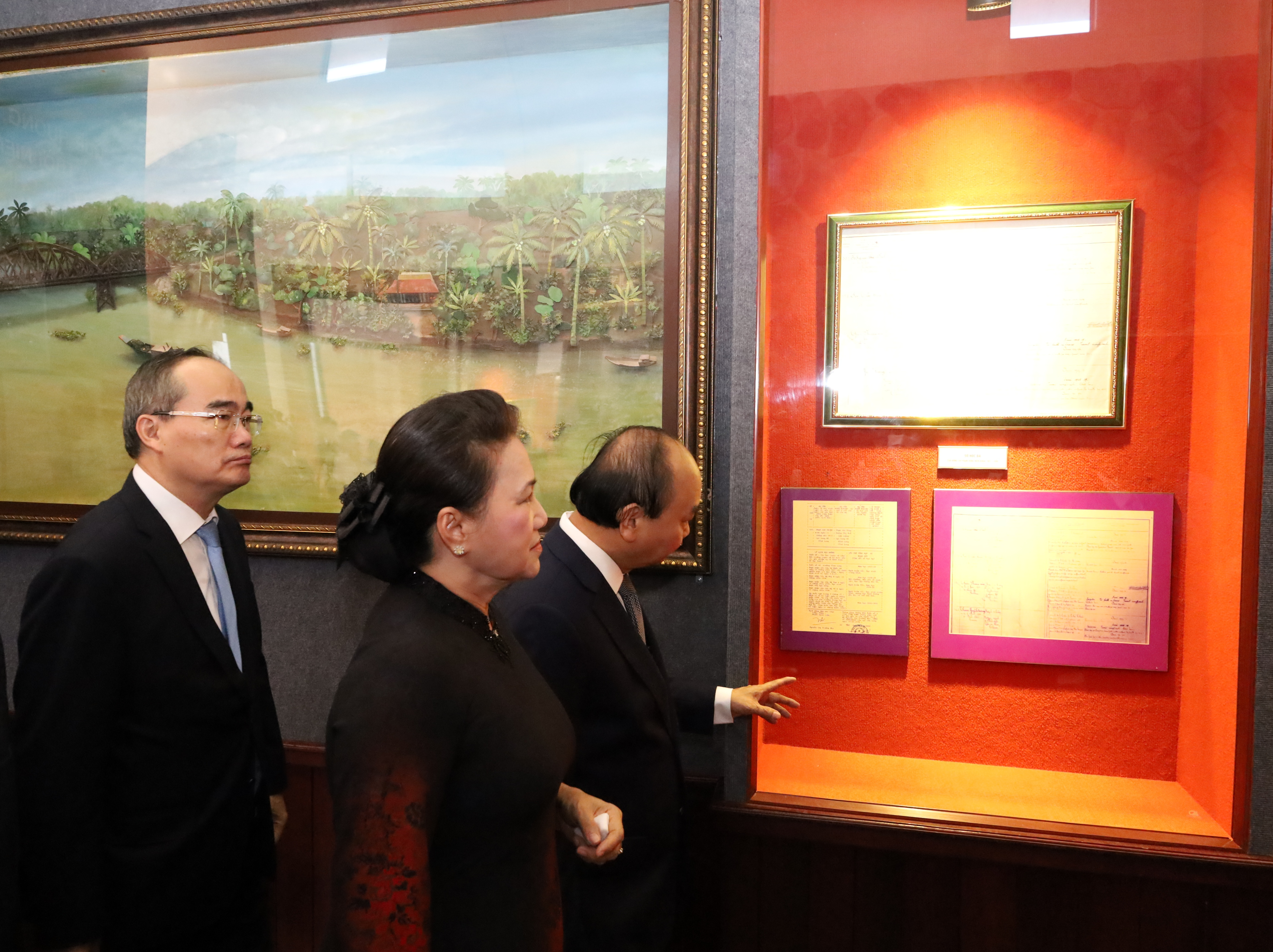 Chủ tịch nước Nguyễn Xuân Phúc và đoàn lãnh đạo, nguyên lãnh đạo Đảng, Nhà nước tham quan khu trưng bày những hình ảnh, tư liệu quý về đồng chí Phạm Hùng.