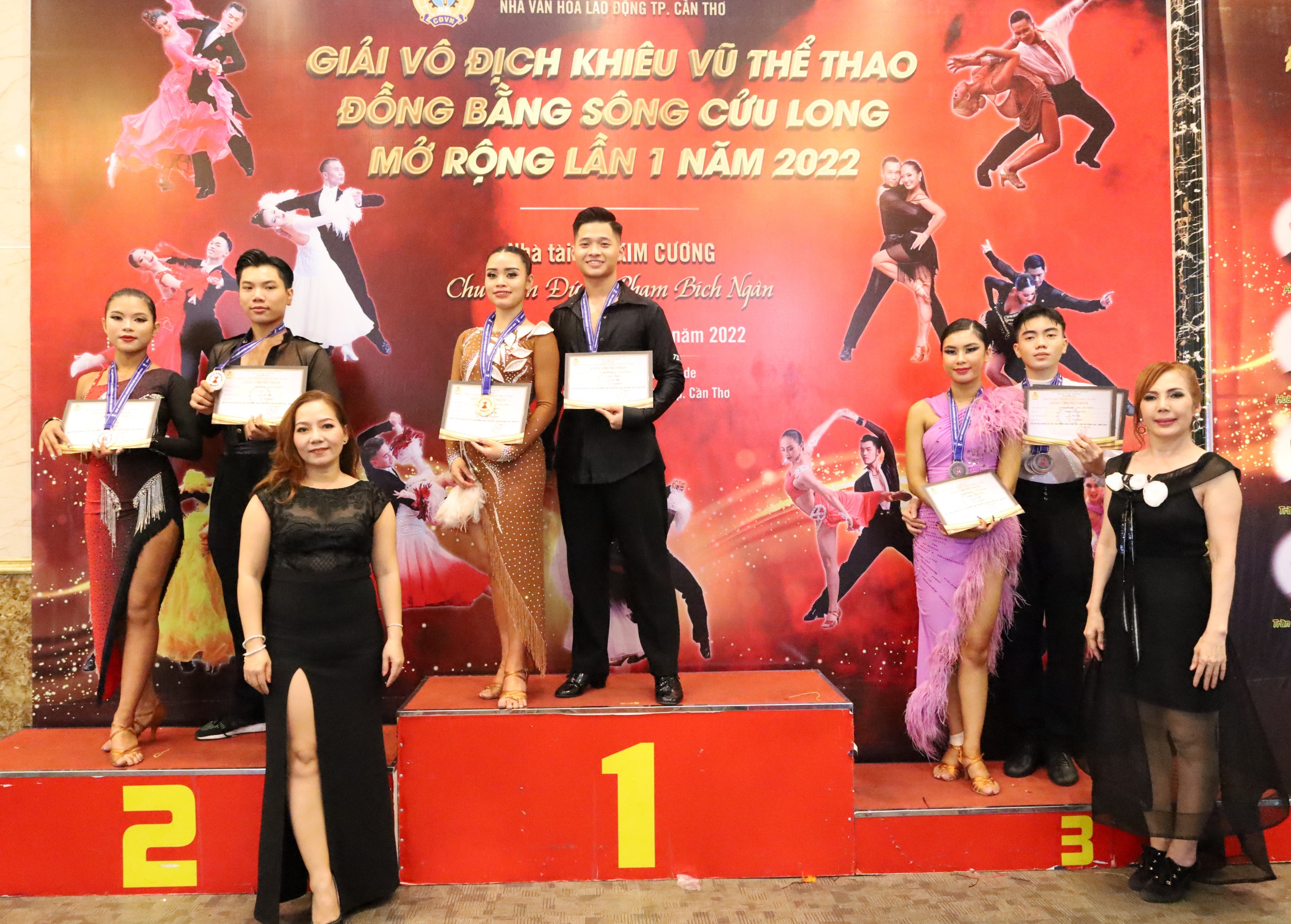 Ban tổ chức trao giải cho các vận động viên đạt thành tích cao tại giải.