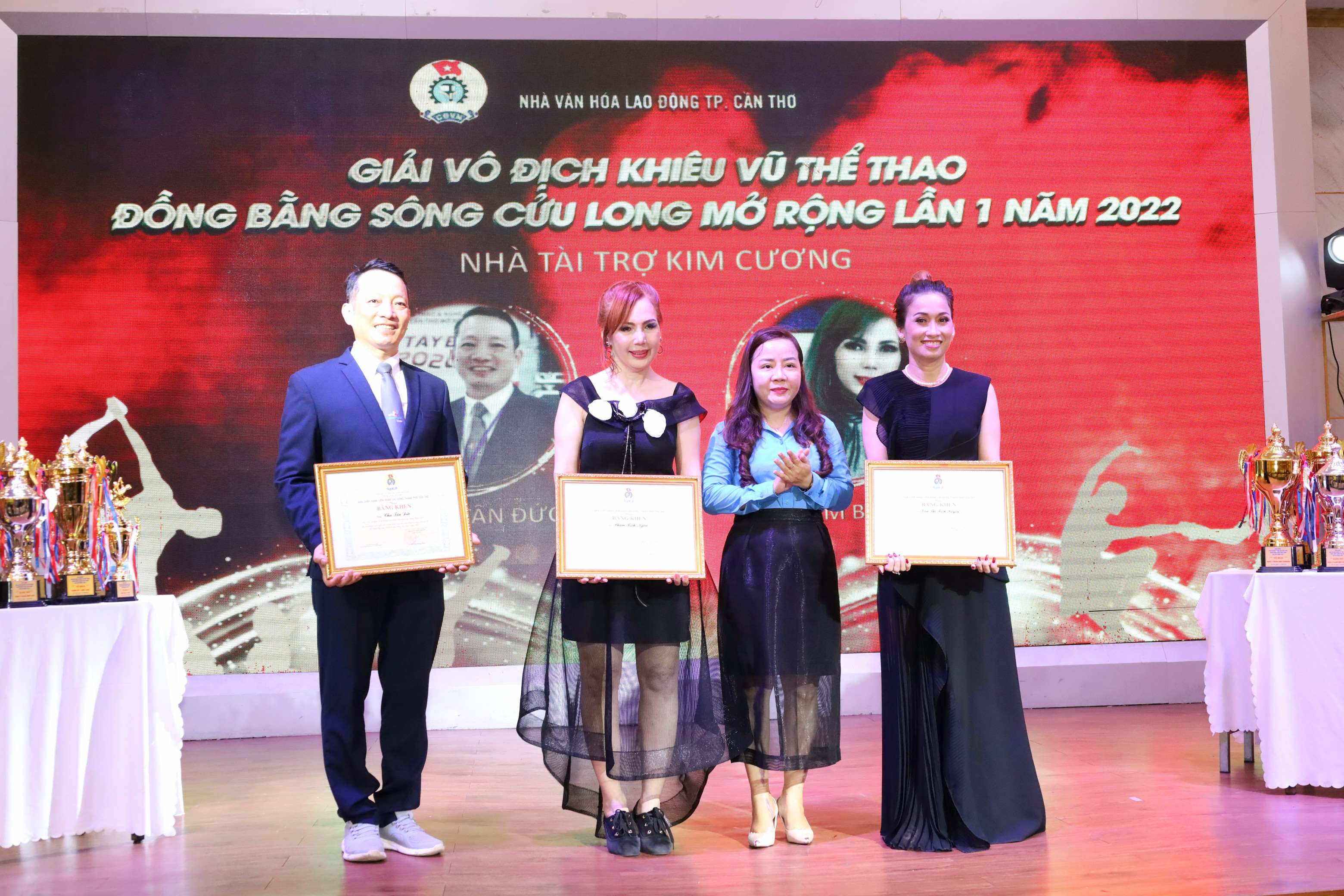 Bà Nguyễn Thị Phương Kiều - Giám đốc Nhà Văn hóa Lao Động TP. Cần Thơ trao Bằng khen cho đại diện ban tổ chức, nhà tài trợ.