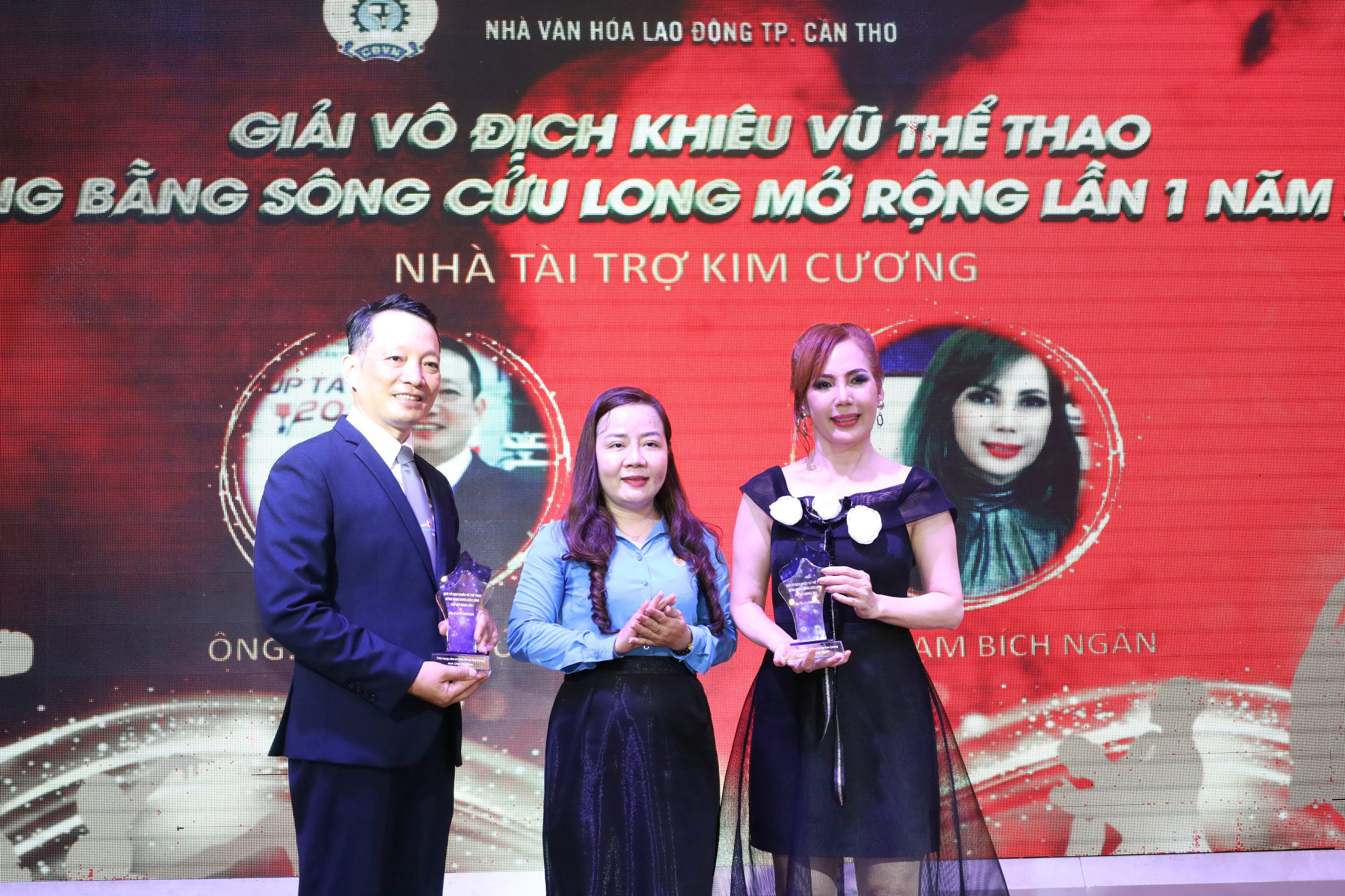 Bà Nguyễn Thị Phương Kiều - Giám đốc Nhà Văn hóa Lao Động TP. Cần Thơ trao kỷ niệm chương cho các nhà tài trợ.