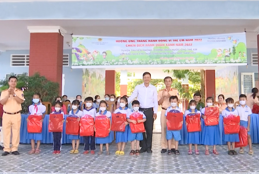 Lãnh đạo và Chi đoàn, Hội phụ nữ Phòng Cảnh sát đường thủy, Công an TP. Cần Thơ tặng 50 phần quà cho các em học sinh nghèo tại Trường tiểu học Nguyễn Hữu Cảnh.