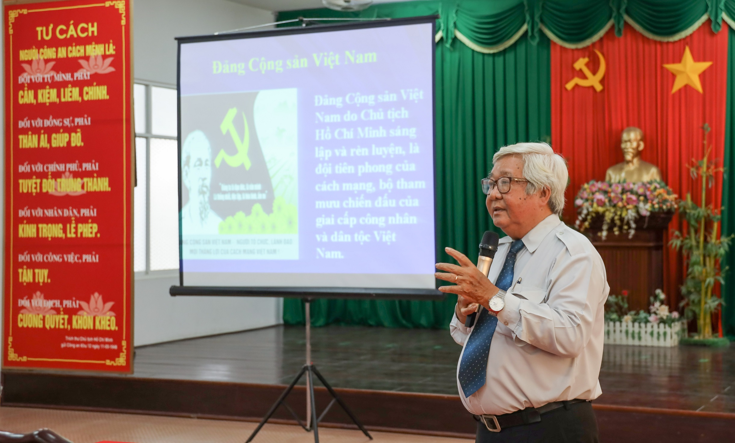 Ông Trần Văn Kiệt - nguyên Phó Trưởng ban Tuyên giáo Thành ủy TP. Cần Thơ trình bày chuyên đề đầu tiên với các học viên sau lễ khai giảng.