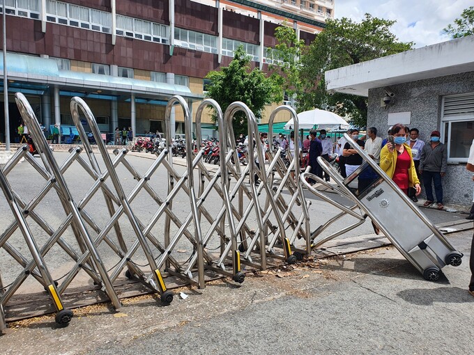 Cổng rào Bệnh viện Đa khoa TP Cần Thơ bị tông hư hỏng nặng. Ảnh: Trung Phạm.