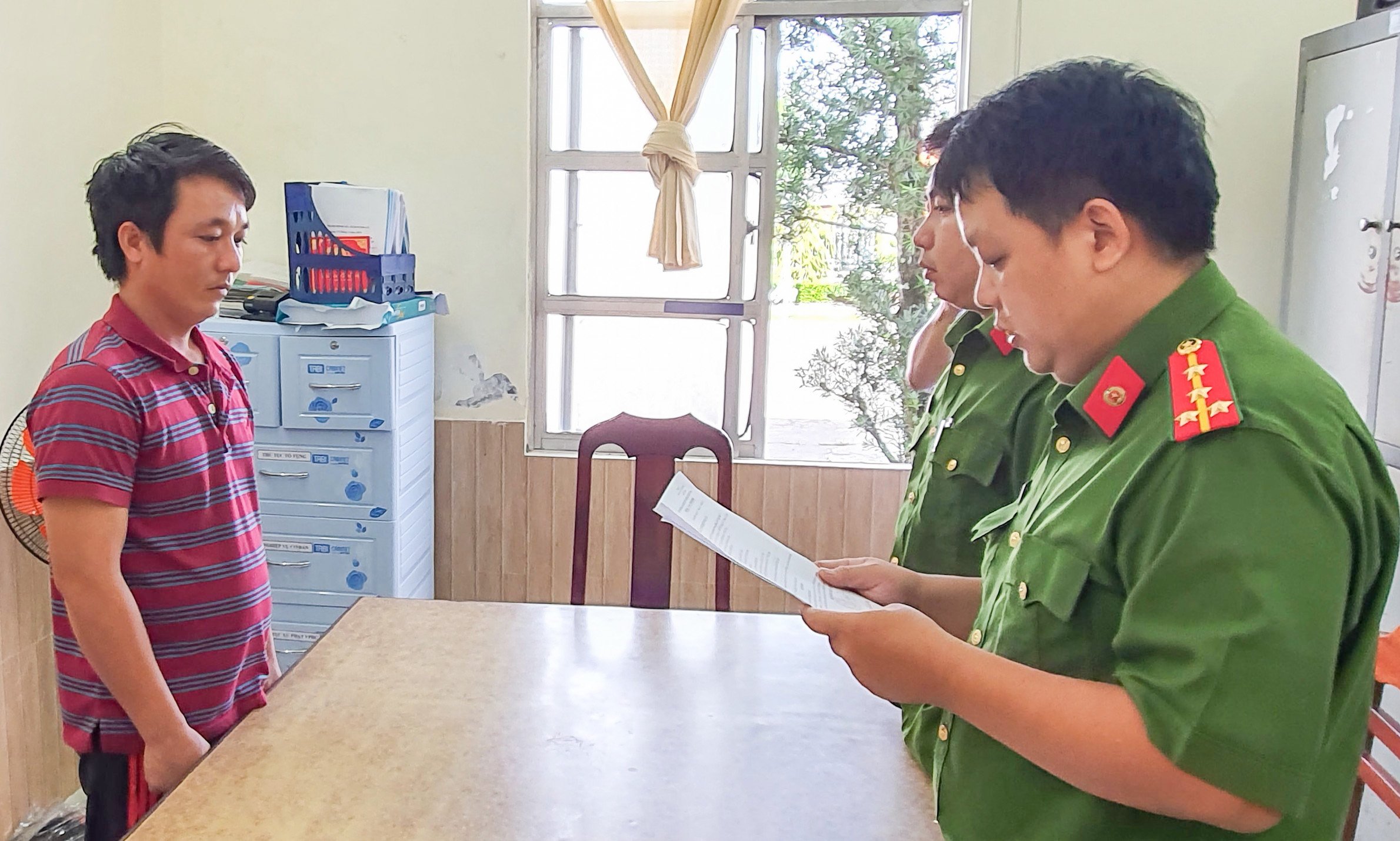 Cơ quan cảnh sát điều tra, công an huyện Phong Điền tống đạt các quyết định khởi tố đối với Nguyễn Văn Lộc.