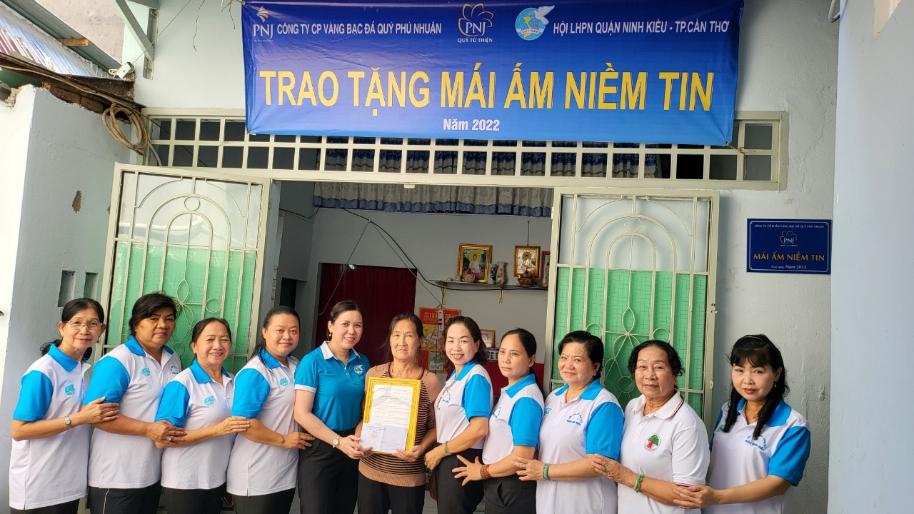 Bà Nguyễn Thị Hồng Nga - UVBTV Thành Hội - Chủ tịch Hội LHPN quận Ninh Kiều trao quyết định bàn giao nhà cho đại diện gia đình.