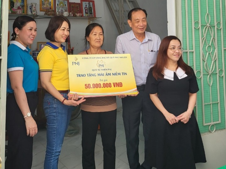 Bà Nguyễn Thị Hồng Nga - UVBTV Thành Hội - Chủ tịch Hội LHPN quận Ninh Kiều và ông La Quang Lợi - Giám đốc Chi nhánh PNJ - Miền Tây trao bảng tượng trưng cho đại diện gia đình.