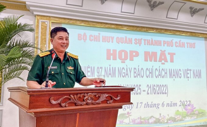 Đại tá Phạm Ngọc Quang, Thành ủy viên, Chính ủy BSHQS phát biểu chúc mừng Ngày Báo chí Cách mạng Việt Nam (21/6/1925-21/6/2022).
