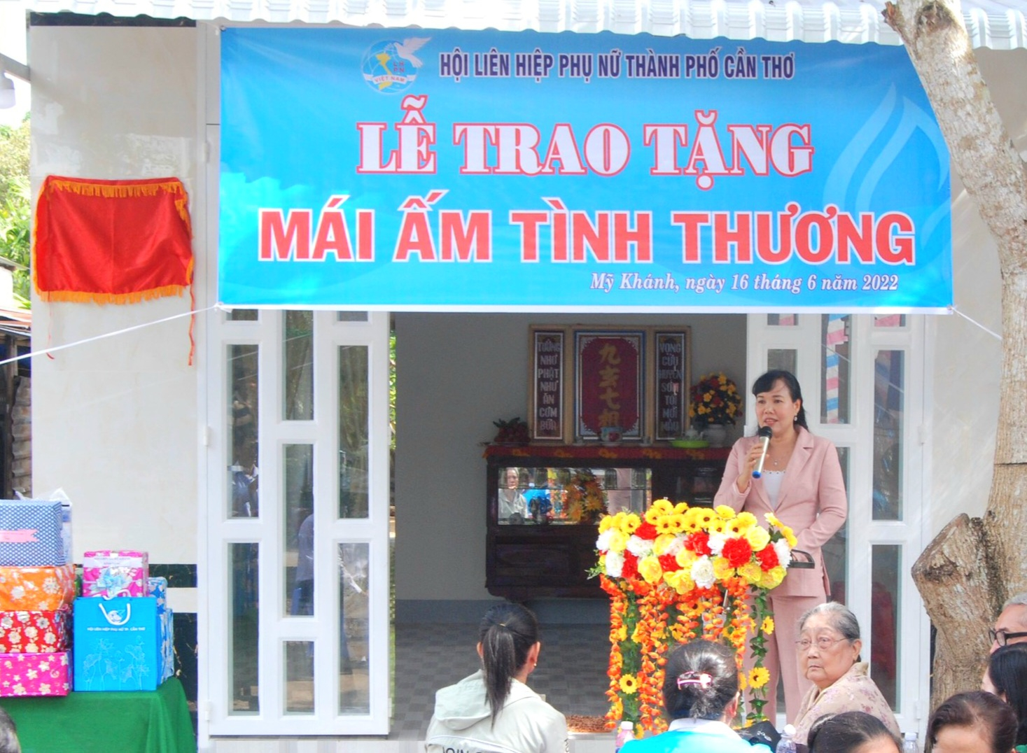 Bà Võ Kim Thoa - UV.ĐCT TW Hội, TUV, Chủ tịch Hội LHPN TP. Cần Thơ phát biểu tại lễ trao tặng Mái ấm tình thương.