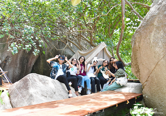 Bạn trẻ chụp ảnh tại khu cắm trại Golden Camp Lại Sơn.